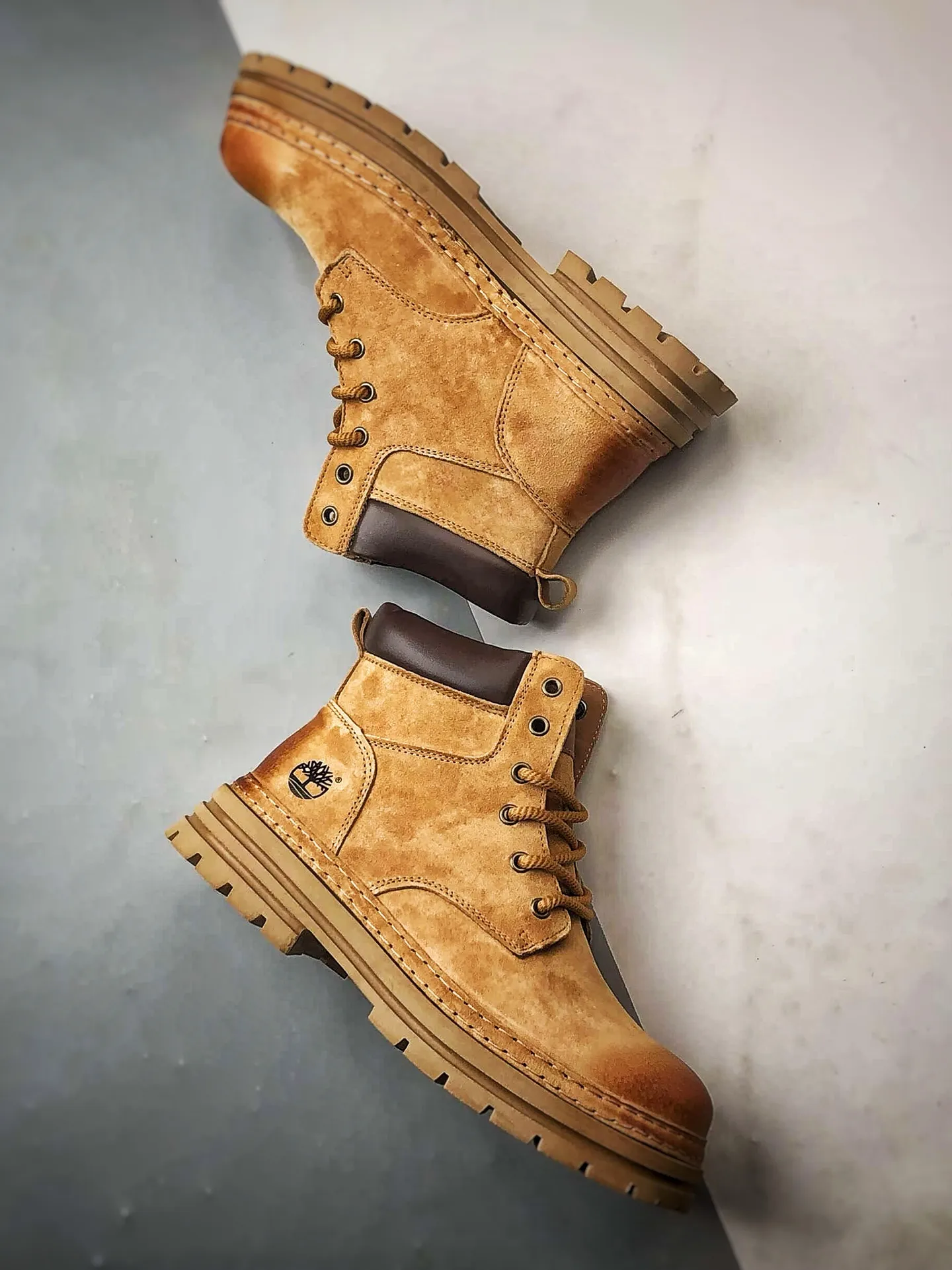 💰440 Timberland Timberland/Timberland 2025 autumn and winter new products Outdoor casual rhubarb boots Guangdong factory quality Original box original packaging Fashion trend matching The fabric is made of Italian 🇮🇹 top-grade frosted fine-grained cowhide with anti-odor and anti-corrosion genuine leather latex insoles. The outsole and hardware are all made from OEM raw materials. The same process as the original Goodyear never opens the glue. Good products do not kill pigs. The quality of the first order is strictly controlled. Exclusively launched on the whole network. The quality is unquestionable. The whole set of official website unified packaging gives you the perfect wearing experience. The quality is exquisite and durable. A must-have for sportsmen. Specially designed to treat those who are not handsome. High-quality and first-class foot feel. Special for cold protection and outdoor use this winter. Casual matching for daily use. Item No.: TB99873 Size: 39 40 41 42 43 44 (leather shoe size)